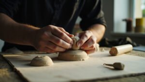 Guide complet pour débuter la sculpture en pâte autodurcissante : techniques et astuces