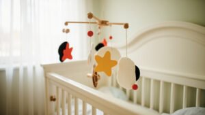 Fabrication d&rsquo;un mobile bébé DIY : guide complet pour créer un éveil sensoriel sécurisé