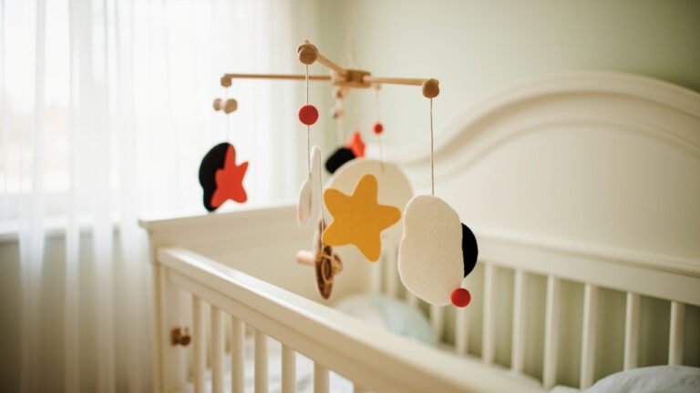 Fabrication d&rsquo;un mobile bébé DIY : guide complet pour créer un éveil sensoriel sécurisé