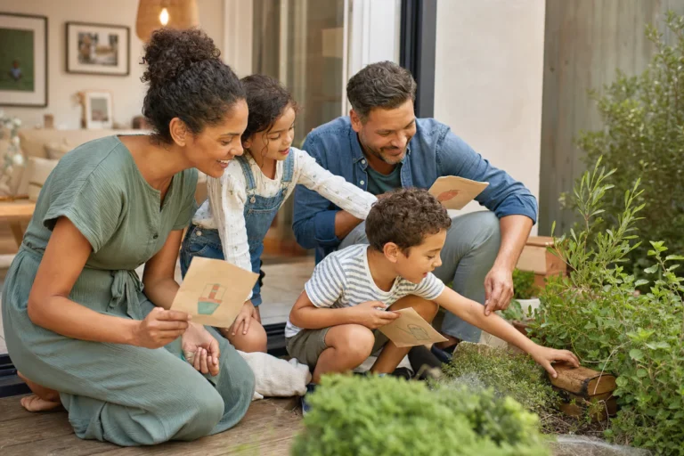 Une famille cherche des indices simples dans un jardin pour une chasse au trésor adaptée aux enfants.
